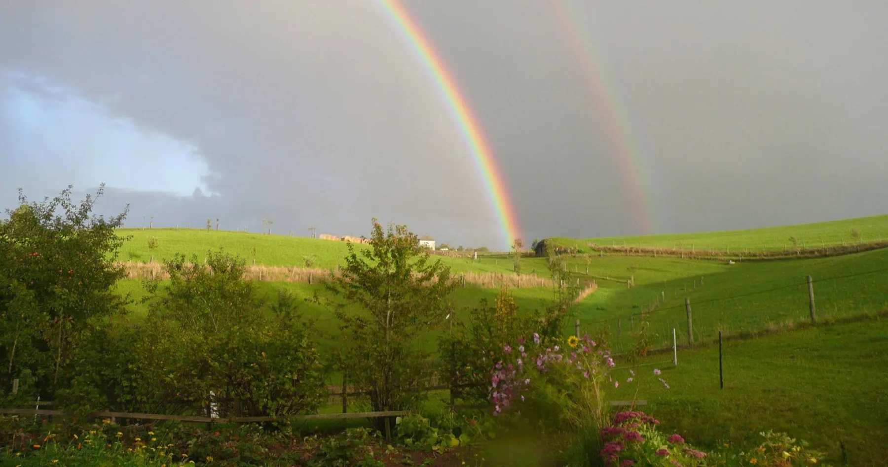 Regenbogen über den Wiesen und Feldern am Herrenriedl