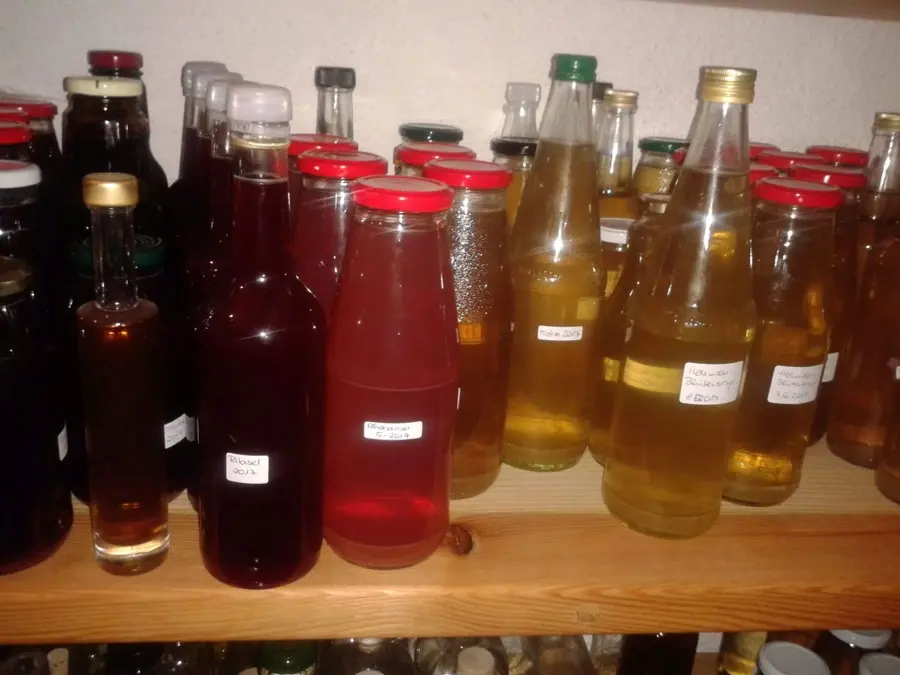 Selbst gemachte Sirupe in Flaschen
